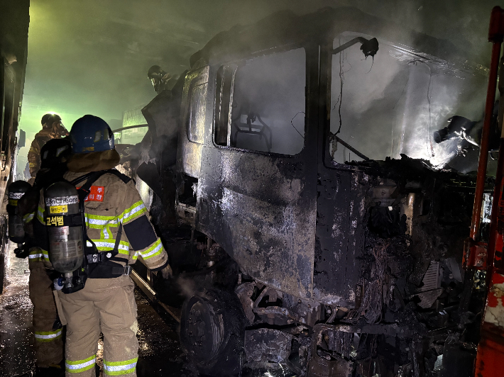 화재가 발생한 차량. 제주소방안전본부 제공