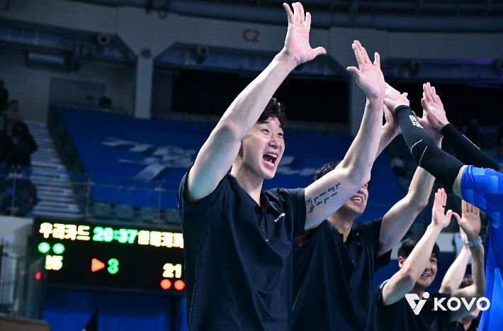 환호하는 박철우 우리카드 감독 대행. 한국배구연맹
