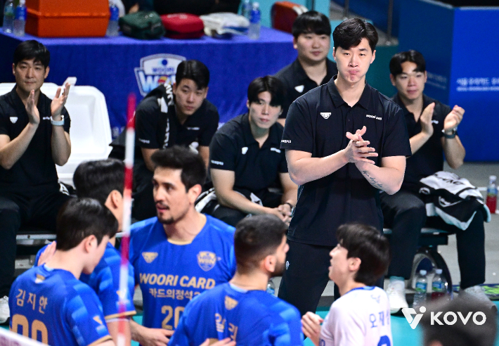 미소 짓는 박철우 우리카드 감독 대행. 한국배구연맹