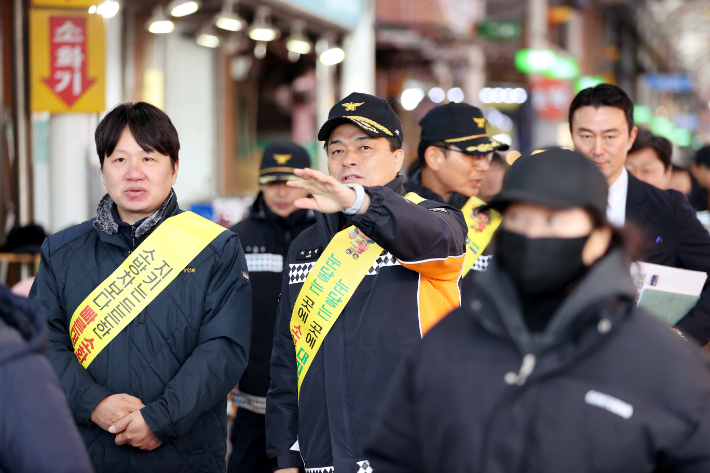 경기도소방재난본부는 지난 2일 오후 설 연휴를 앞두고 오산시 오색시장을 찾아 화재 사고 예방을 위한 현장 안전 지도에 나섰다고 3일 밝혔다. 사진은 최용철 본부장 전담직무대리가 안전 지도를 실시하는 모습. 경기도소방재난본부 제공