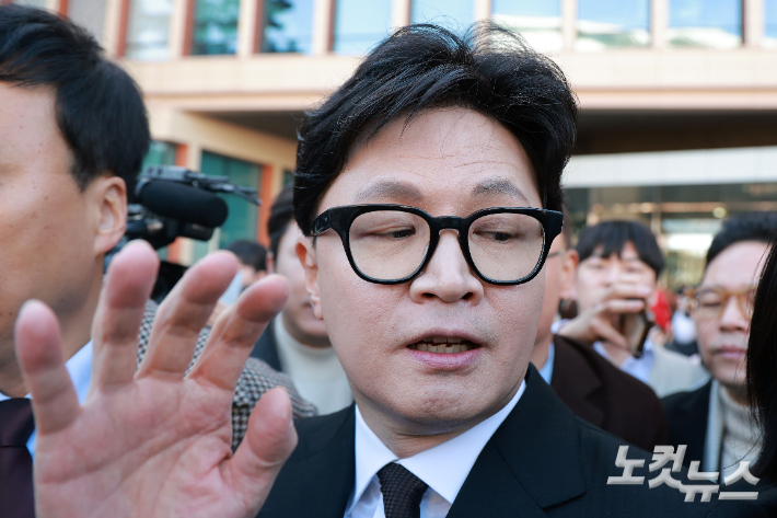 국민의힘에서 제명된 한동훈 전 대표가 29일 제명 결정과 관련해 기자회견을 마친 뒤 국회 소통관을 나서고 있다. 황진환 기자