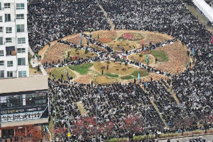 신천지예수교 증거장막성전(신천지) 신도들이 15일 경기도 수원시 경기도청 앞에서 경기관광공사가 파주 임진각 평화누리에서 지난달 30일 예정됐던 종교행사 대관 승인을 취소한 데 반발하며 집회를 열고 있다. 연합뉴스