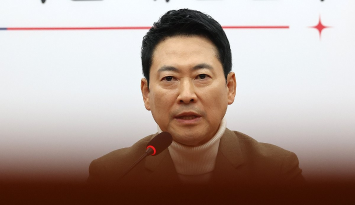 국민의힘 장동혁 대표가 5일 국회에서 당내 사퇴론과 재신임 투표론 관련 입장 발표 기자간담회를 열고 "오늘(5일)부터 내일까지 자신에 대한 사퇴 혹은 재신임 투표 요구가 있다면 전 당원 투표를 하겠다"며 "재신임을 받지 못한다면 당대표직과 국회의원직을 내려놓겠다"고 밝히고 있다. 연합뉴스