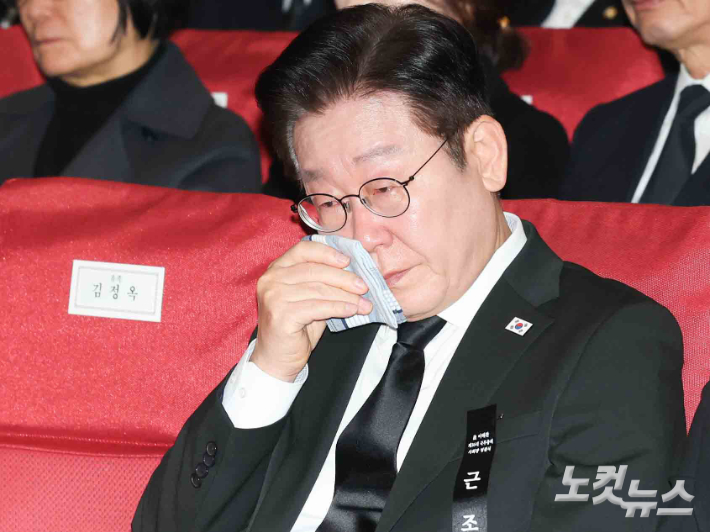 이재명 대통령이 31일 오전 서울 여의도 국회 의원회관에서 열린 고(故) 이해찬 전 국무총리 영결식에서 눈물을 훔치고 있다. 황진환 기자