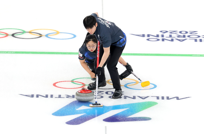 컬링 믹스더블 김선영-정영석 조. 연합뉴스  <저작권자(c) 연합뉴스, 무단 전재-재배포, AI 학습 및 활용 금지> 연합뉴스