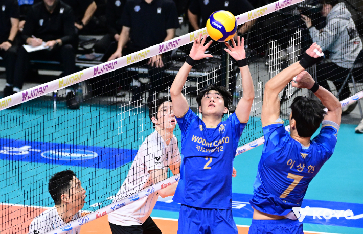 토스 올리는 한태준. 한국배구연맹