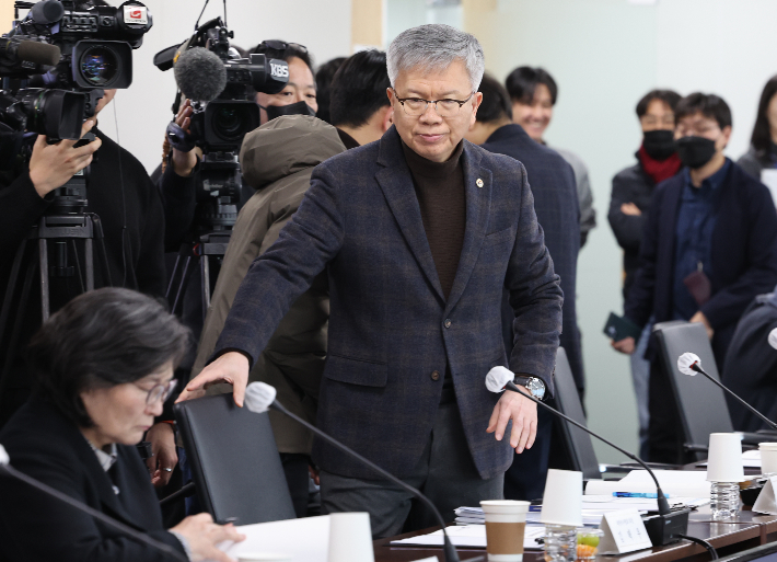 김택우 의협회장이 6일 서울 서초구 건강보험심사평가원 전문가자문회의장에서 열린 제6차 보건의료정책심의위원회에서 자리로 향하고 있다. 연합뉴스