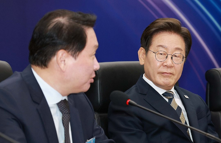 이재명 대통령이 최태원 SK그룹 회장의 발언을 듣고 있다. 연합뉴스