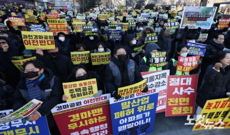 한국마사회 임직원 및 과천시민들이 7일 오후 과천시 중앙공원 분수대 앞에서 열린 이재명 정부의 과천경마공원 이전 반대 집회에서 과천 경마장을 이전하고 그 자리에 주택을 공급하겠다는 정부 발표에 반발하며 구호를 외치고 있다.