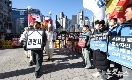 한국마사회 임직원 및 과천시민들이 7일 오후 과천시 중앙공원 분수대 앞에서 열린 이재명 정부의 과천경마공원 이전 반대 집회에서 과천 경마장을 이전하고 그 자리에 주택을 공급하겠다는 정부 발표에 반발하며 꽃상여 퍼포먼스를 하고 있다.