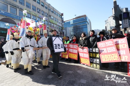 한국마사회 임직원 및 과천시민들이 7일 오후 과천시 중앙공원 분수대 앞에서 열린 이재명 정부의 과천경마공원 이전 반대 집회에서 과천 경마장을 이전하고 그 자리에 주택을 공급하겠다는 정부 발표에 반발하며 꽃상여 퍼포먼스를 하고 있다.