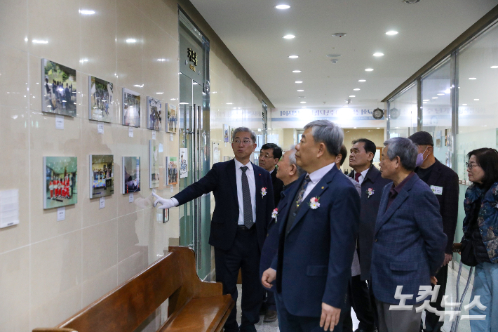 군산한일교회 장로들이 창립 50주년 기념 사진전을 둘러보고 있다. 최화랑 기자