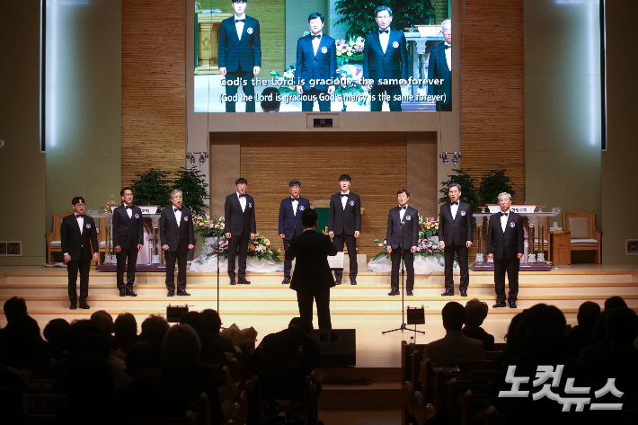 50주년 희년 음악회 무대에 오른 남성중창팀 히엘중창단. 최화랑 기자