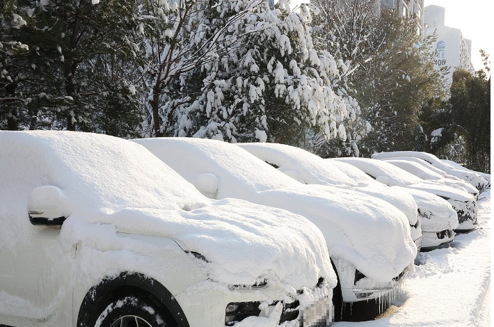 주차된 차량에 덮인 눈. 연합뉴스