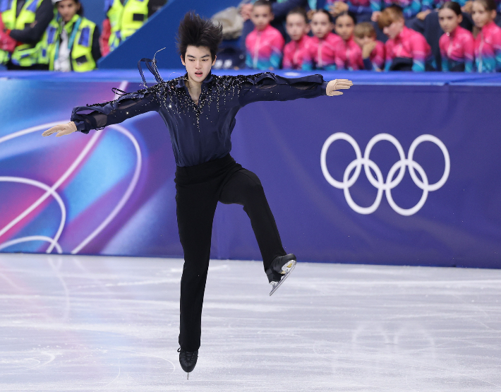 차준환이 연기 중 점프 실수를 하고 있다. 연합뉴스