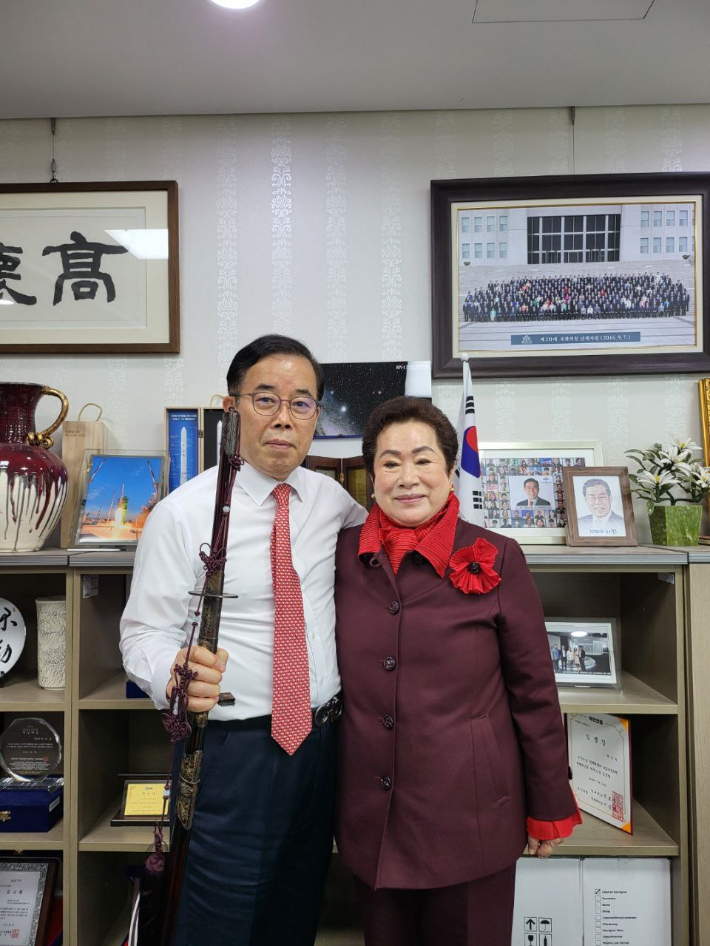 박성중(왼쪽) 전 국민의힘 의원이 이희자 한국근우회장과 지난 2021~2022년 서울 여의도 국회 의원회관에서 촬영한 것으로 추정되는 사진. 제보자 제공