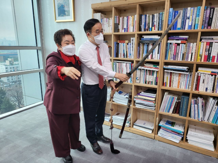 박성중(왼쪽) 전 국민의힘 의원이 이희자 한국근우회장과 지난 2021~2022년 서울 여의도 국회 의원회관에서 촬영한 것으로 추정되는 사진. 제보자 제공