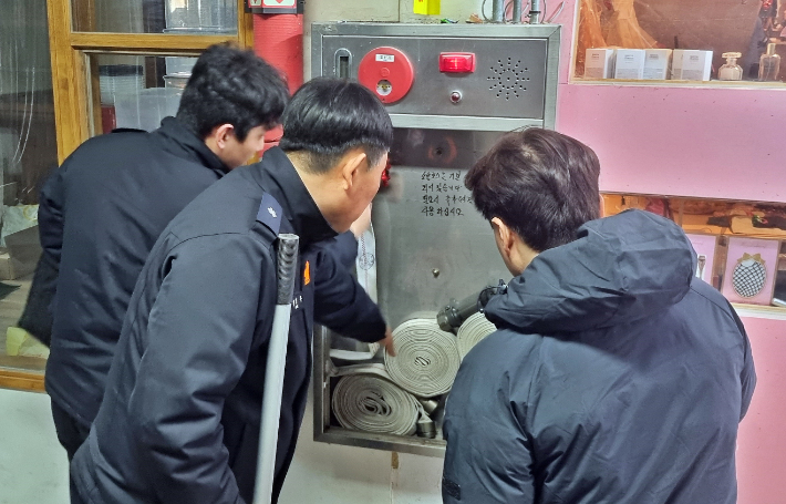 경주시와 관계기관이 소화전과 소방시설 관리 상태를 점검하고 있다. 경주시 제공