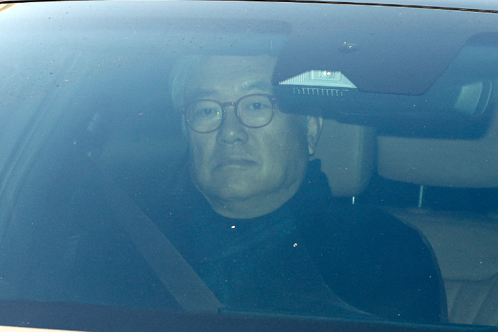 윤석열 전 대통령 파면 직후 대통령실 컴퓨터(PC) 초기화를 지시한 의혹을 받는 정진석 전 대통령비서실장이 피의자 신분으로 조사를 받기 위해 8일 서울 경찰청 3대 특검 특별수사본부로 출석하고 있다. 연합뉴스