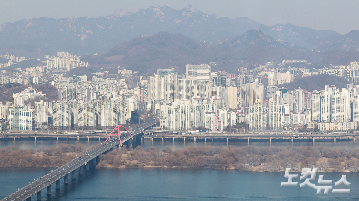 3일 서울 여의도의 한 빌딩에서 바라본 서울 시내 아파트 단지 모습. 류영주 기자