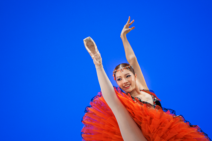 염다연이 7일 스위스 로잔 볼리외 극장에서 열린 제54회 로잔발레콩쿠르에서 결선 무대를 선보이고 있다. 연합뉴스