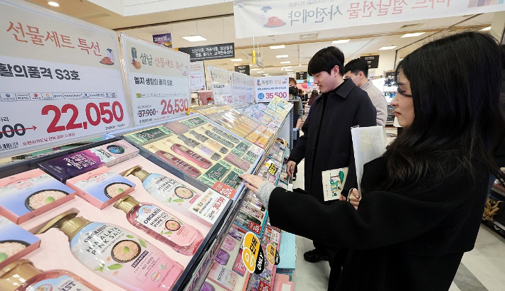 지난 3일 오후 광주 서구 한 대형마트에서 광주시와 자치구, 한국환경공단 등 합동점검반이 명절 선물 세트의 과대포장 및 분리배출 표시를 점검하고 있다. 연합뉴스