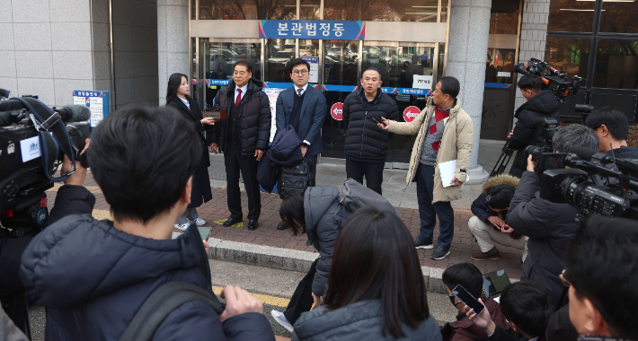 정치자금법 위반 혐의로 기소된 정치 브로커 명태균 씨가 5일 오후 경남 창원시 성산구 창원지법에서 열린 1심 재판에서 무죄 선고를 받은 후 취재진 질문에 답하고 있다. 연합뉴스