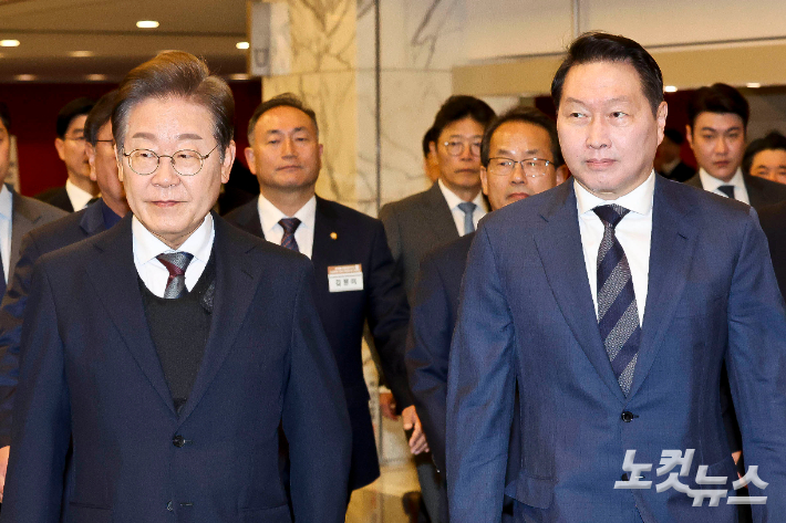 지난해 5월 8일 당시 더불어민주당 대선후보였던 이재명 대통령과 최태원 대한상공회의소 회장이 서울 중구 대한상공회의소에서 열린 대선 후보 초청 경제5단체장 간담회에 참석하고 있다. 국회사진취재단