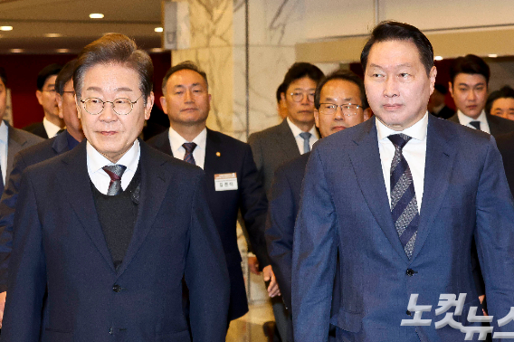 지난해 5월 8일 당시 더불어민주당 대선후보였던 이재명 대통령과 최태원 대한상공회의소 회장이 서울 중구 대한상공회의소에서 열린 대선 후보 초청 경제5단체장 간담회에 참석하고 있다. 국회사진취재단