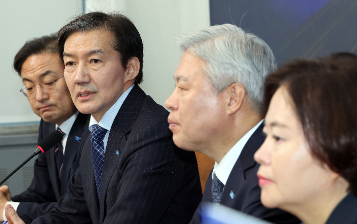 조국, 합당시한 '최후통첩'…정청래 "의견 수렴 뒤 결론"