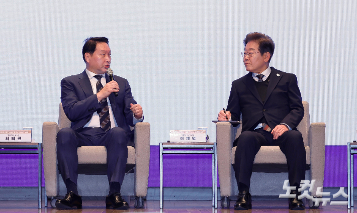 지난해 5월 8일 당시 더불어민주당 대선후보였던 이재명 대통령(오른쪽)과 최태원 대한상공회의소 회장(왼쪽)이 서울 중구 대한상공회의소에서 열린 경제5단체 간담회에서 발언하고 있다. 국회사진취재단