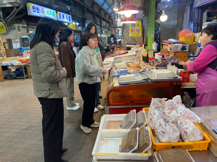 지역경제과 직원들이 지난해 시행된 2025년 하반기 전통시장 장본데이에 참여한 모습. 밀양시 제공 