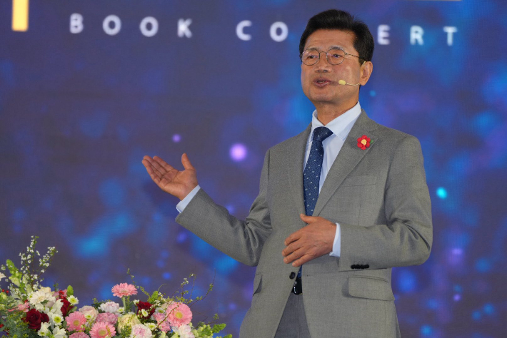정인화 시장이 북콘서트에서 발언하고 있다. 독자 제공