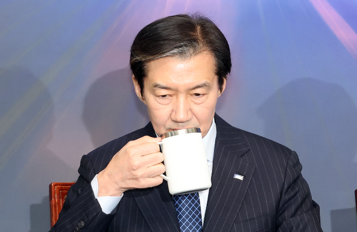 조국혁신당 조국 대표가 8일 국회에서 열린 기자 간담회에서 잠시 생각에 잠겨 있다. 연합뉴스