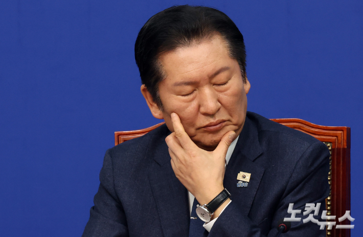 더불어민주당 정청래 대표가 6일 서울 여의도 국회에서 열린 최고위원회의에서 생각에 잠겨있다. 윤창원 기자