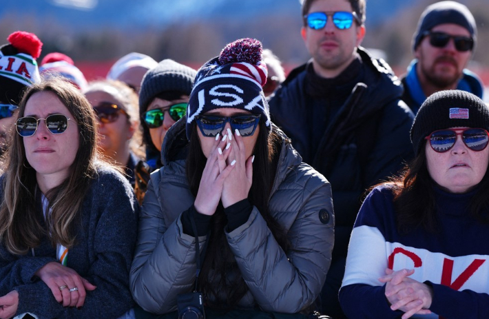 본의 부상에 놀라는 관중. 연합뉴스