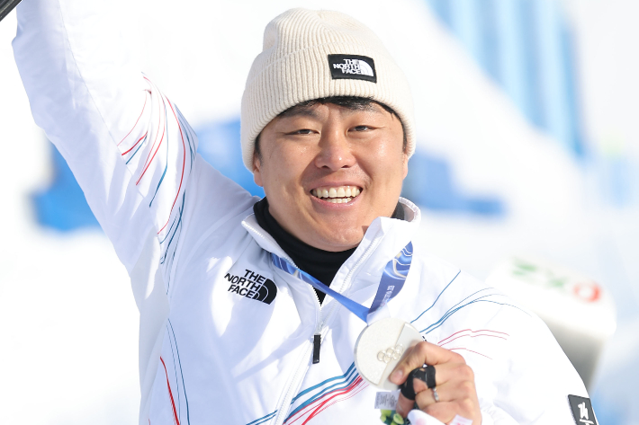 은메달 든 김상겸. 연합뉴스