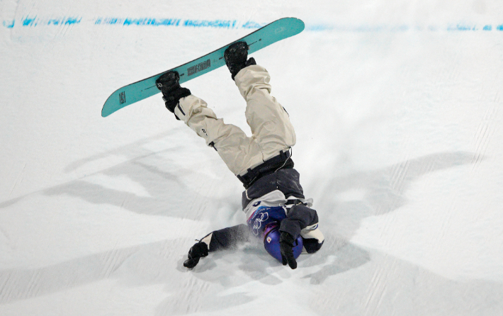 남자 스노보드 빅에어 연기 도중 넘어진 오기와라 히로토(일본). 연합뉴스