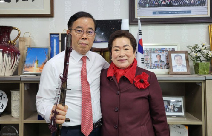 [단독]尹측에 공들인 신천지…근우회 이희자, 박성중에 장검 전달