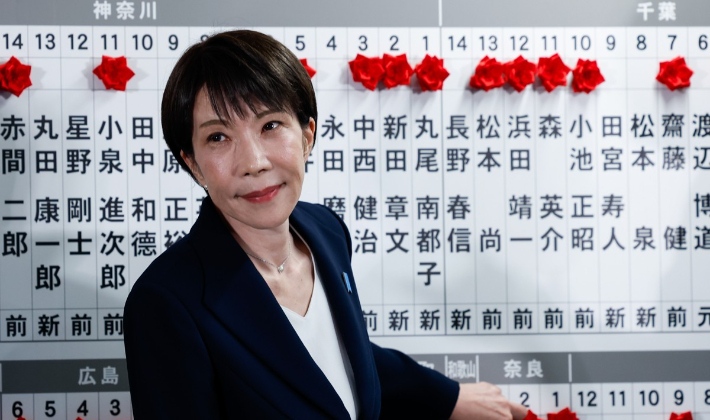 일본 집권 자민당 총재인 다카이치 사나에 총리가 8일 중의원 선거(총선) 당선자를 가리키고 있다. 연합뉴스