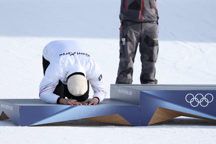 큰절하는 김상겸. 연합뉴스