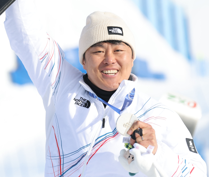 은메달 든 김상겸. 연합뉴스