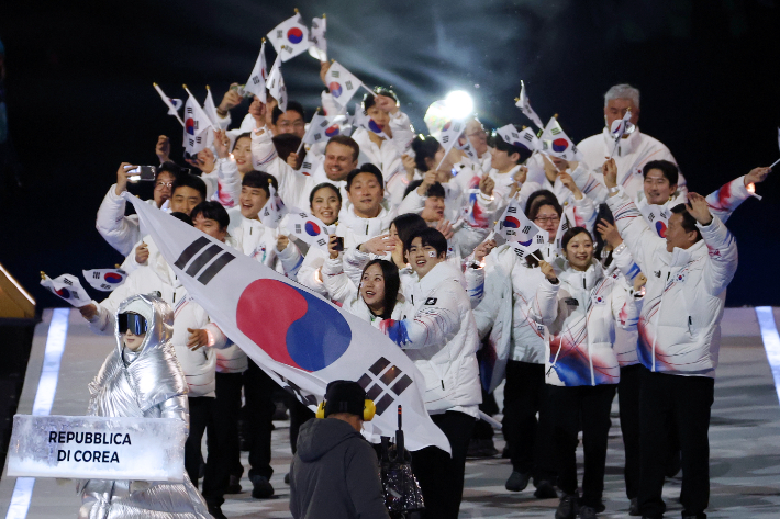 지난 6일(현지시간) 이탈리아 밀라노 산시로 스타디움에서 열린 2026 밀라노·코르티나담페초 동계올림픽 개회식. 대한민국 선수단이 22번째로 입장하고 있다. 연합뉴스