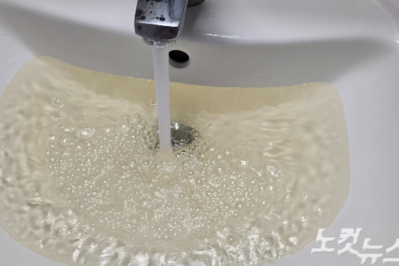 충주의 한 가정에 흙탕물이 나오고 있다. 독자 제공