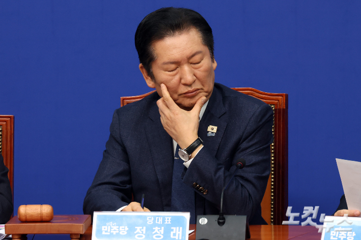 더불어민주당 정청래 대표가 6일 서울 여의도 국회에서 열린 최고위원회의에서 생각에 잠겨있다. 윤창원 기자