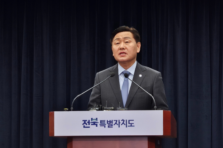 9일 오전 전북도청 브리핑실에서 김관영 전북도지사가 'AI 로봇 산업' 클러스터 조성 계획을 발표했다. 송승민 기자
