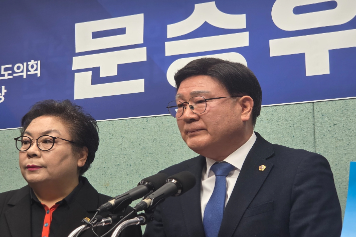 문승우 전북도의장이 9일 도의회에서 기자회견을 열고 있다. 최명국 기자