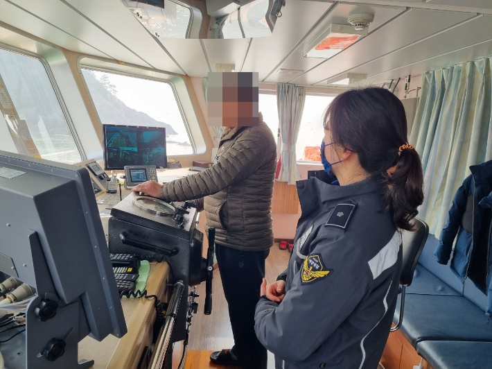 해경이 여객선 선장을 대상으로 안전운항을 위한 당부사항을 전달하고 있다. 전북 군산해양경찰서 제공