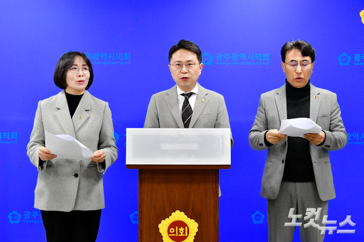 광주광역시의회 이귀순·박수기·박필순 의원(왼쪽부터 차례대로)은 9일 오전 시의회에서 기자회견을 열고 "광산구청장 후보 단일화 여론조사 결과 박수기 의원이 단일 후보로 선정됐다"고 공식 발표했다. 조시영 기자