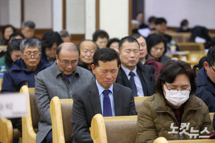 'Restart 함께 기도 함께 전도' 연합기도회 참석자들이 함께 기도하고 있다. 최화랑 기자